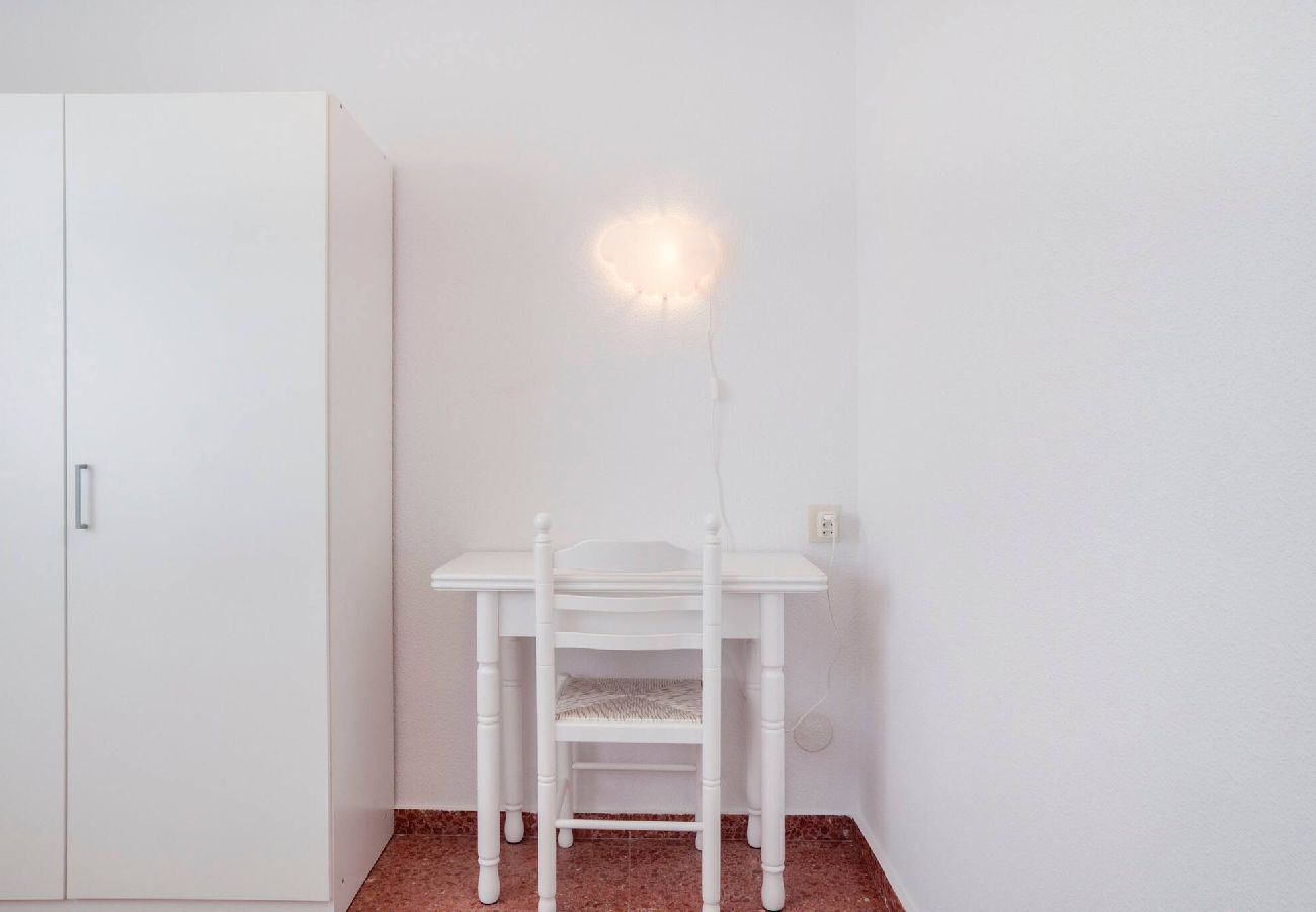 Apartamento en Benalmádena - Bright 3 Bed, Sea Views Beach Apt