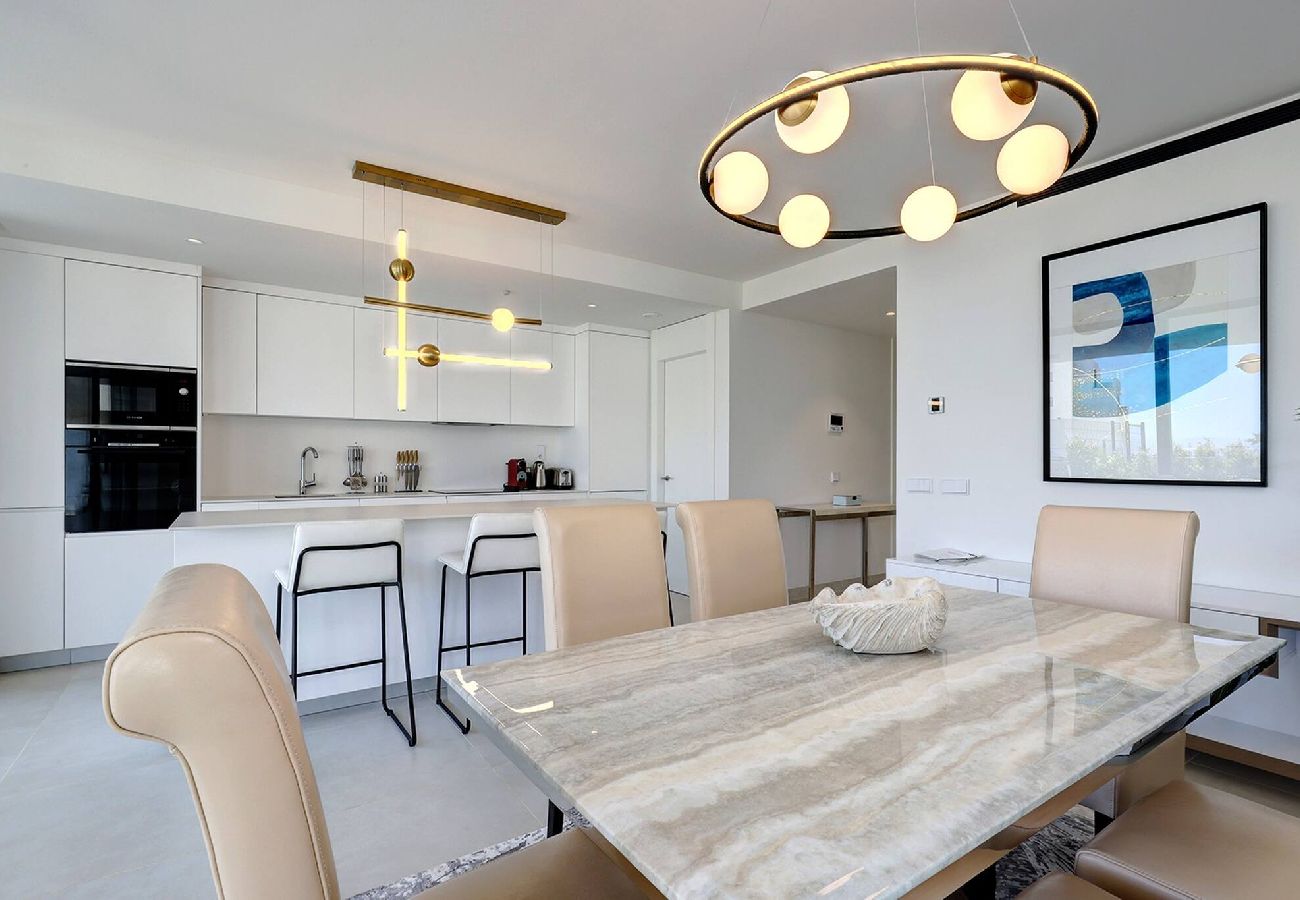 Apartamento en Fuengirola - Modern El Higueron West Apt with Private Garden & BBQ