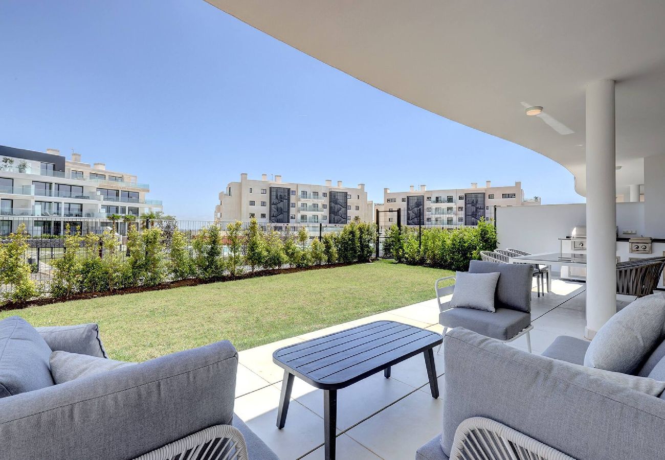Apartamento en Fuengirola - Modern El Higueron West Apt with Private Garden & BBQ