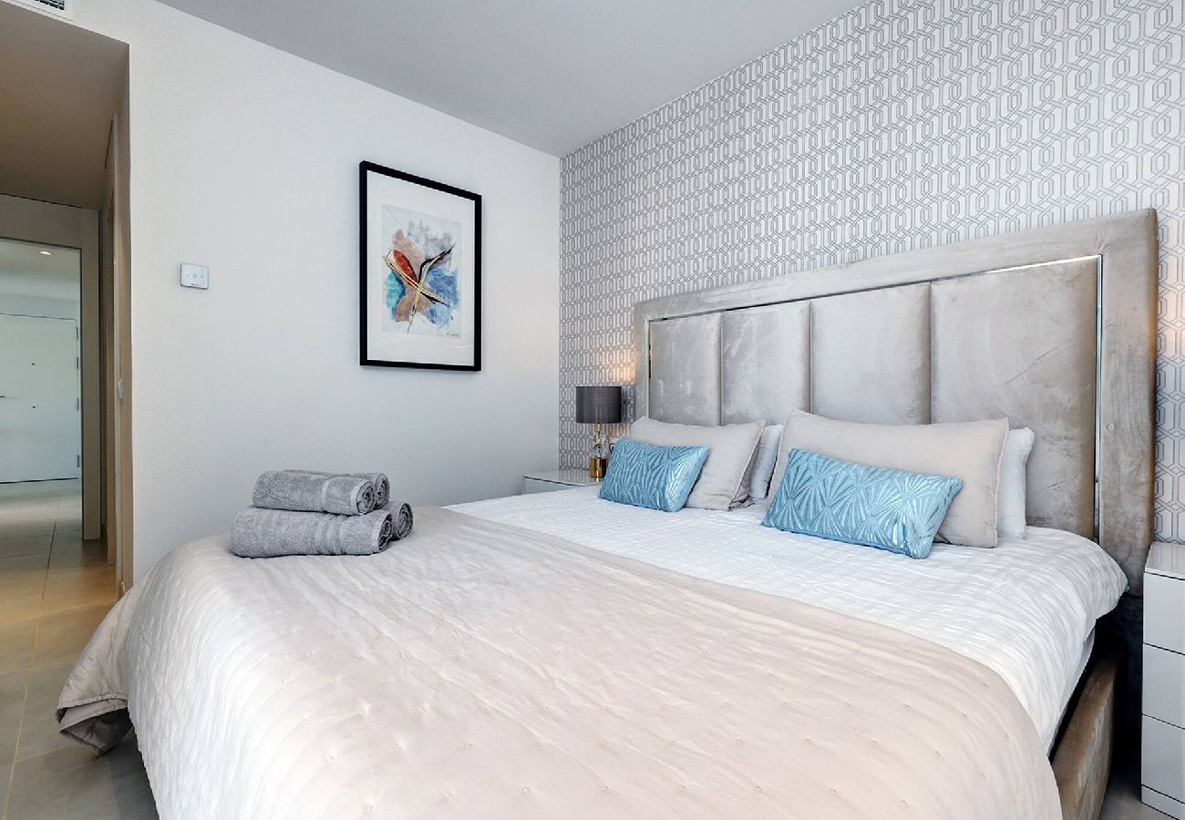 Apartamento en Fuengirola - Modern El Higueron West Apt with Private Garden & BBQ