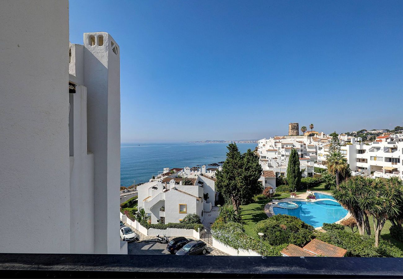 Apartamento en Benalmádena - Stunning Sea Views Beachfront Apt, Large Terrace & BBQ