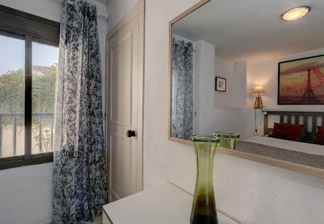 Apartamento en Benalmádena - Stunning Sea Views Beachfront Apt, Large Terrace & BBQ