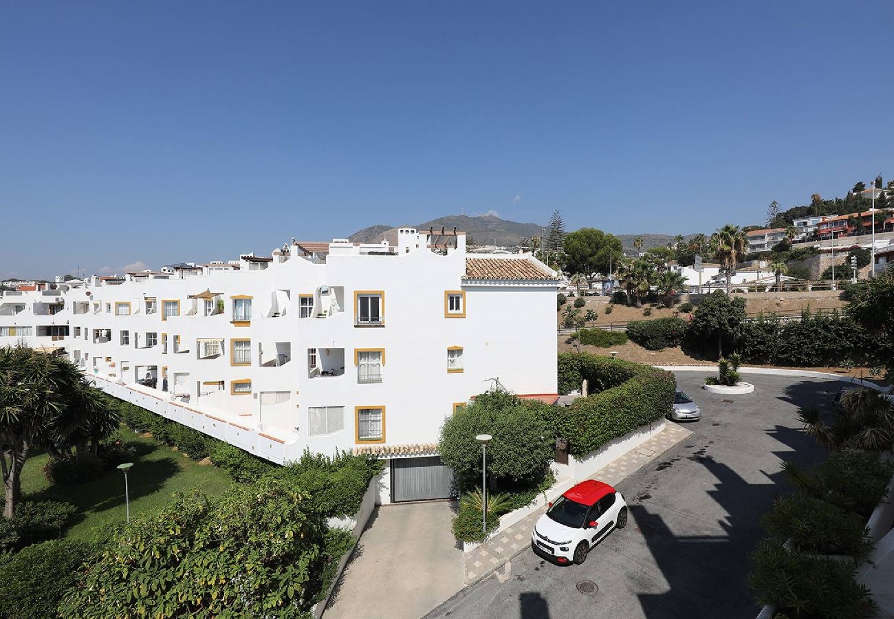 Apartamento en Benalmádena - Stunning Sea Views Beachfront Apt, Large Terrace & BBQ