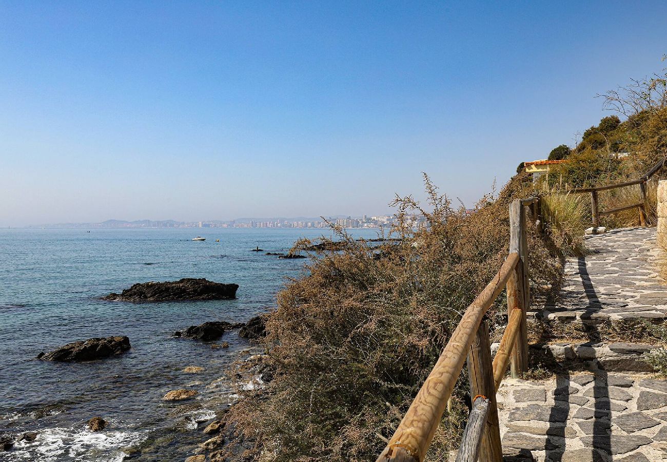 Apartamento en Benalmádena - Stunning Sea Views Beachfront Apt, Large Terrace & BBQ