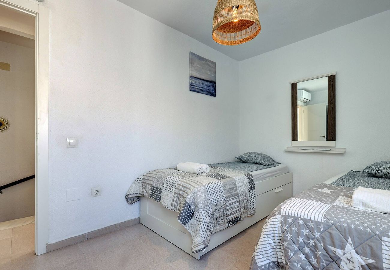 Casa adosada en Benalmádena - Traditional 2 Bed Pueblo Townhouse With Terrace 