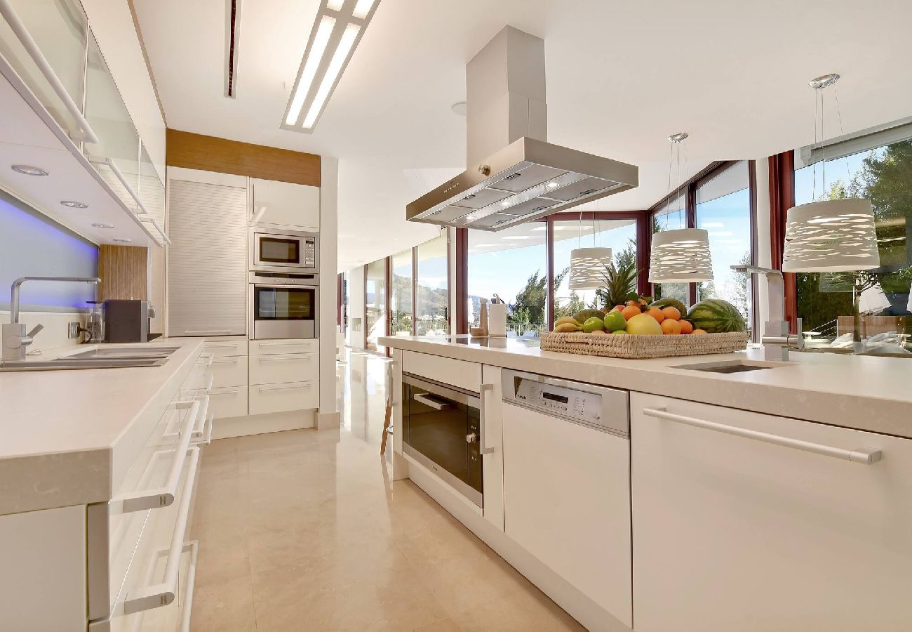 Villa en Marbella - Impresionantes villas con vistas al mar en Marbella, piscina privada y jacuzzi.