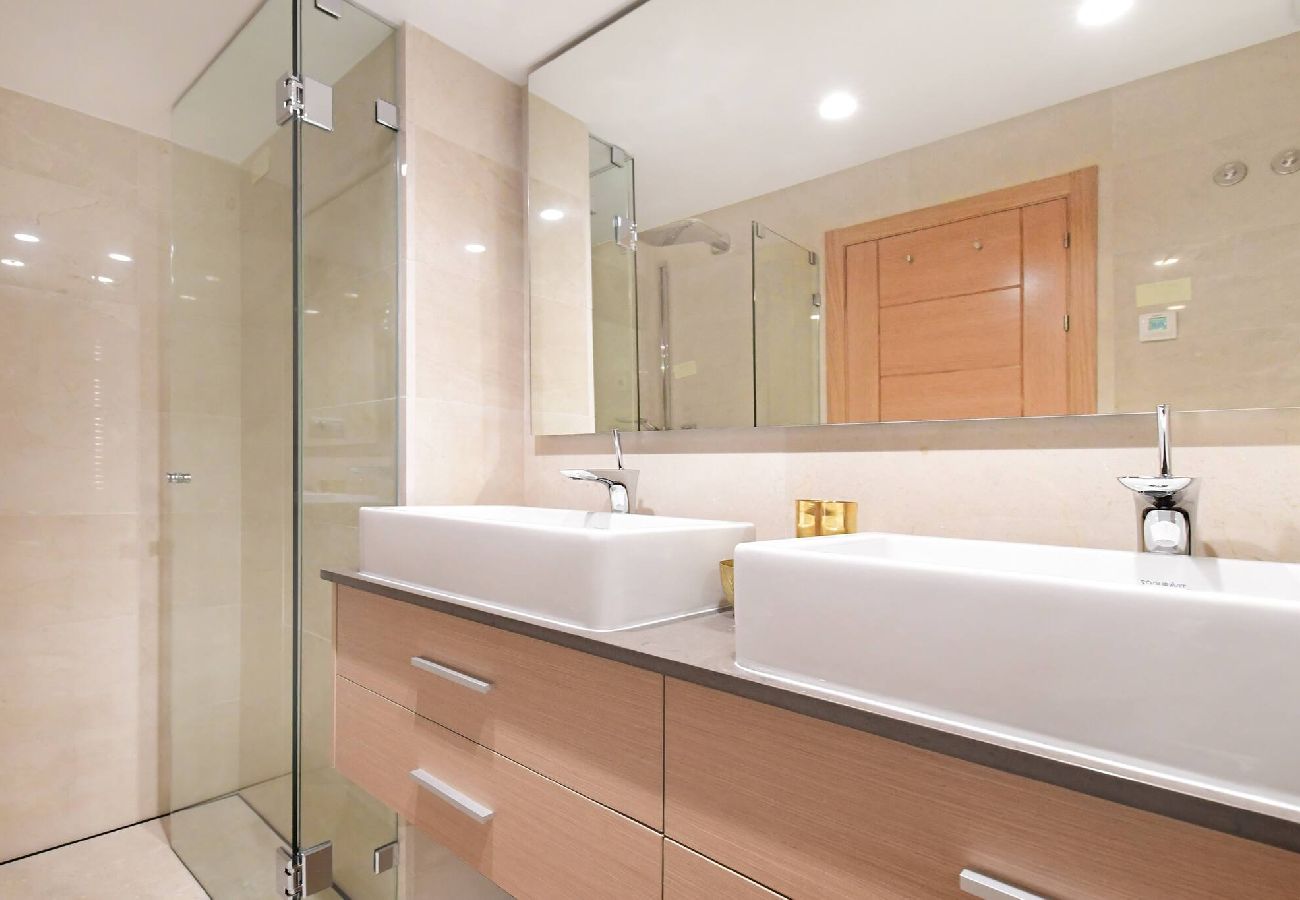 Villa en Marbella - Impresionantes villas con vistas al mar en Marbella, piscina privada y jacuzzi.