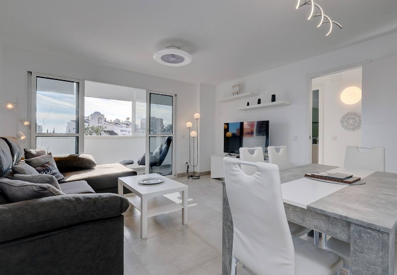 Apartamento en Benalmádena - Stylish 3 Bed Ibensa Square Apt, near Beach & Bars