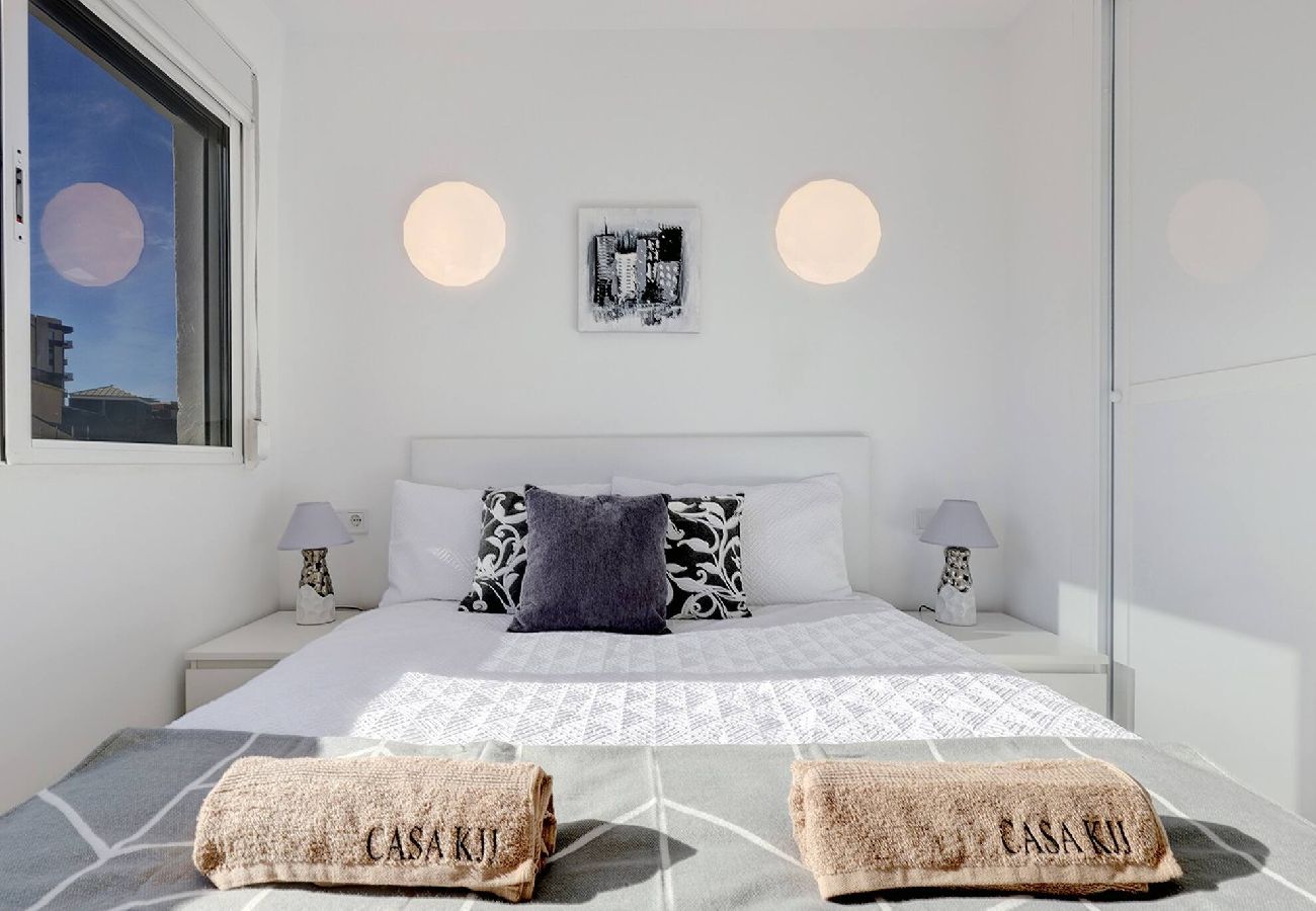 Apartamento en Benalmádena - Stylish 3 Bed Ibensa Square Apt, near Beach & Bars