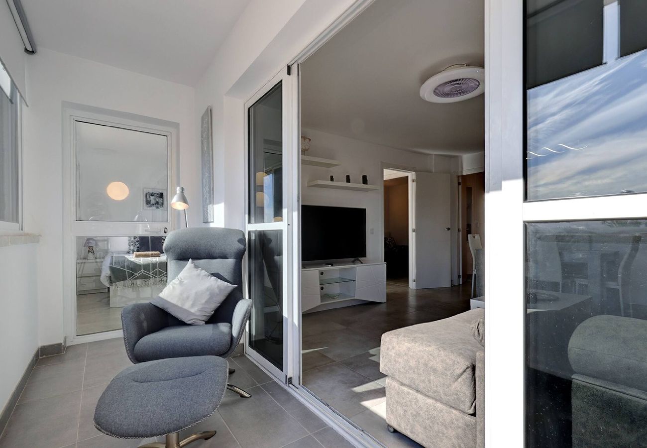 Apartamento en Benalmádena - Stylish 3 Bed Ibensa Square Apt, near Beach & Bars