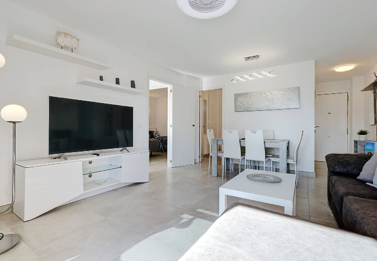 Apartamento en Benalmádena - Stylish 3 Bed Ibensa Square Apt, near Beach & Bars