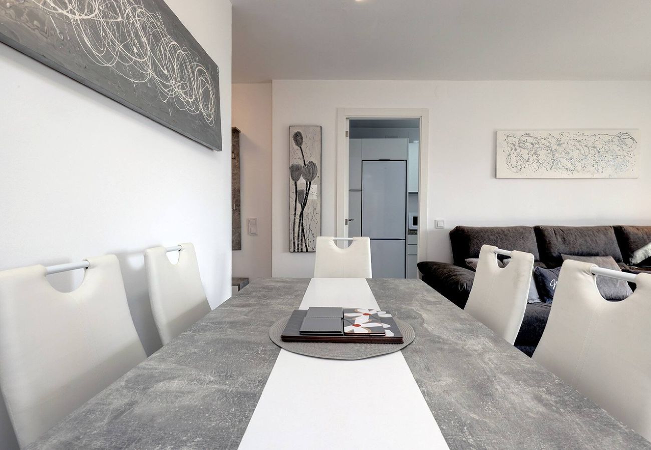 Apartamento en Benalmádena - Stylish 3 Bed Ibensa Square Apt, near Beach & Bars
