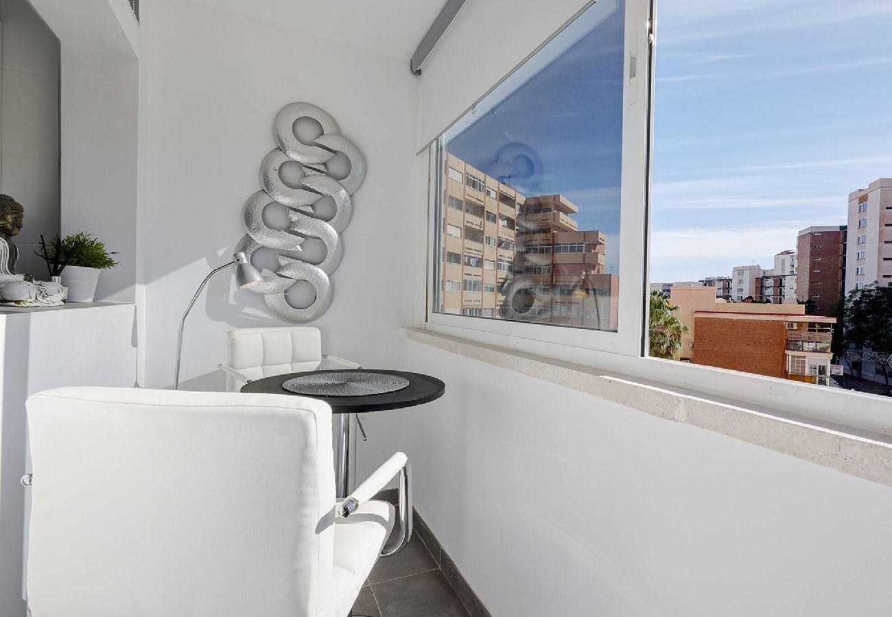 Apartamento en Benalmádena - Stylish 3 Bed Ibensa Square Apt, near Beach & Bars