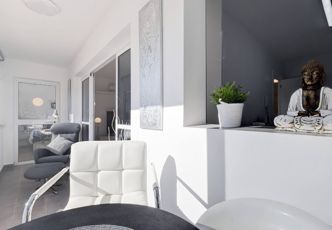 Apartamento en Benalmádena - Stylish 3 Bed Ibensa Square Apt, near Beach & Bars