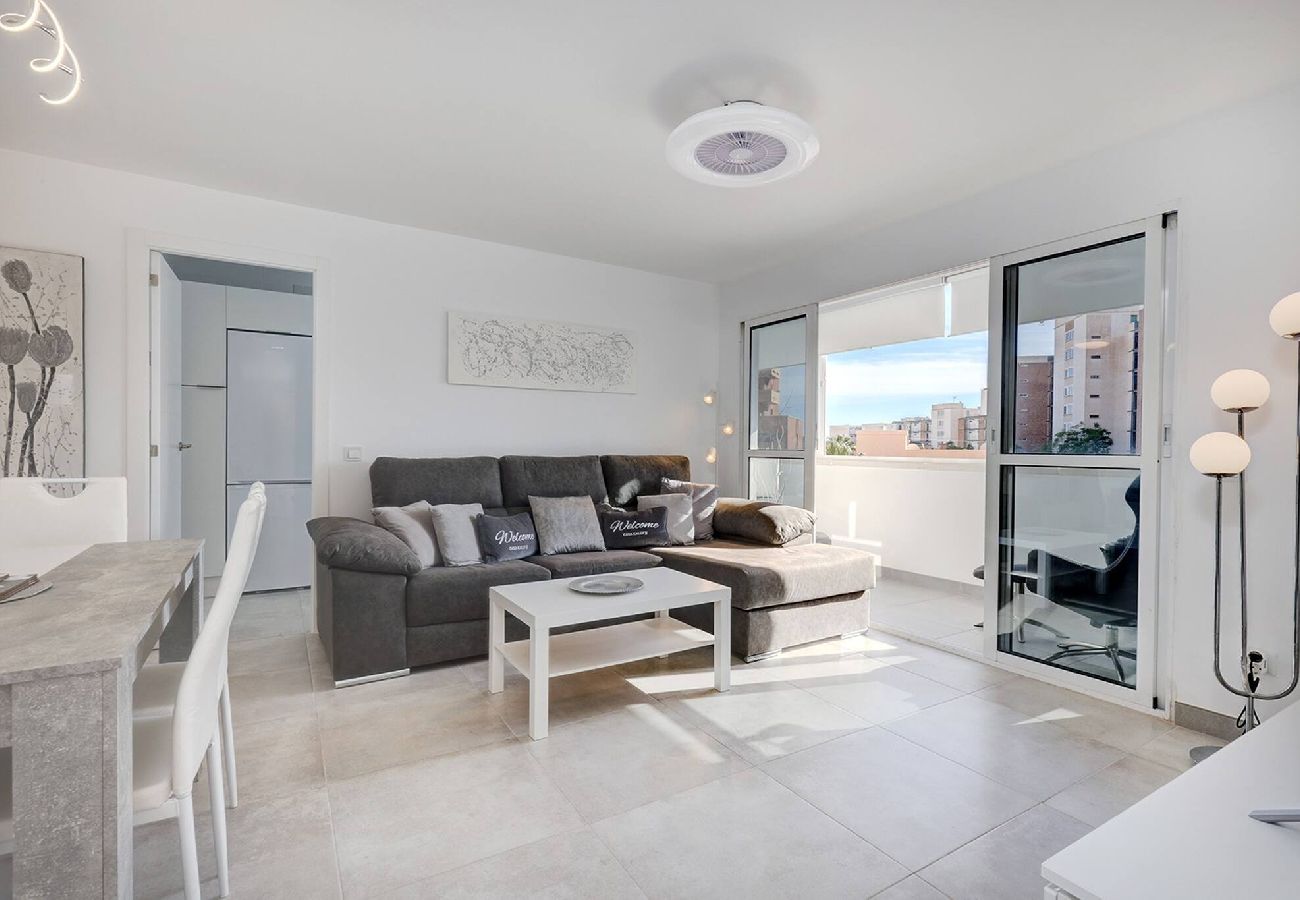 Apartamento en Benalmádena - Stylish 3 Bed Ibensa Square Apt, near Beach & Bars