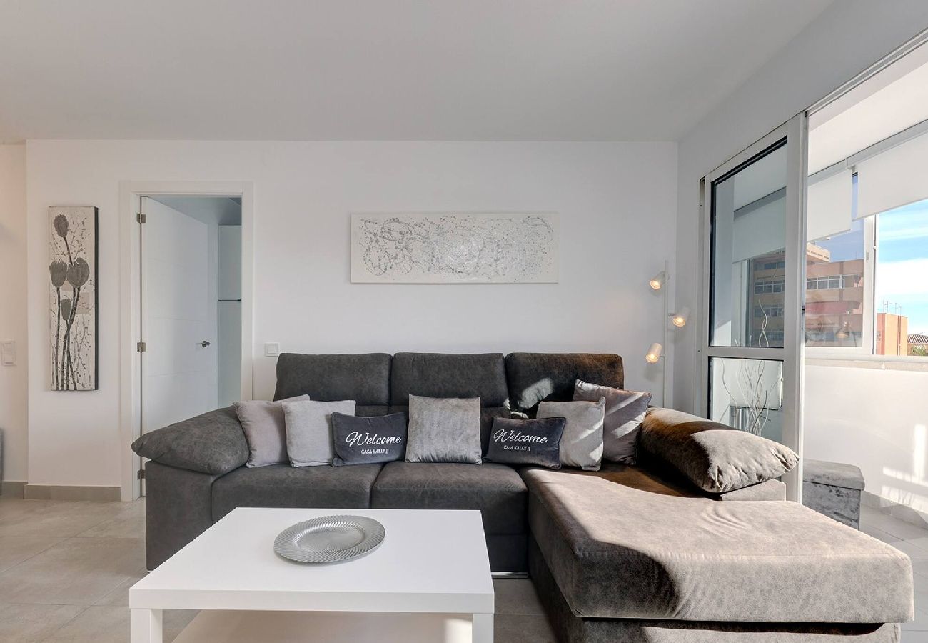 Apartamento en Benalmádena - Stylish 3 Bed Ibensa Square Apt, near Beach & Bars
