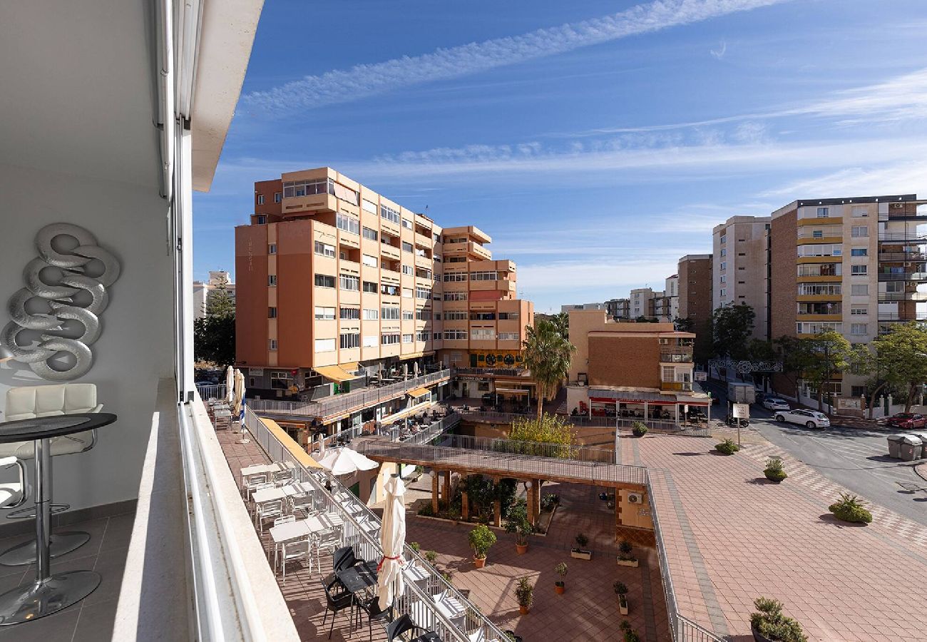 Apartamento en Benalmádena - Stylish 3 Bed Ibensa Square Apt, near Beach & Bars