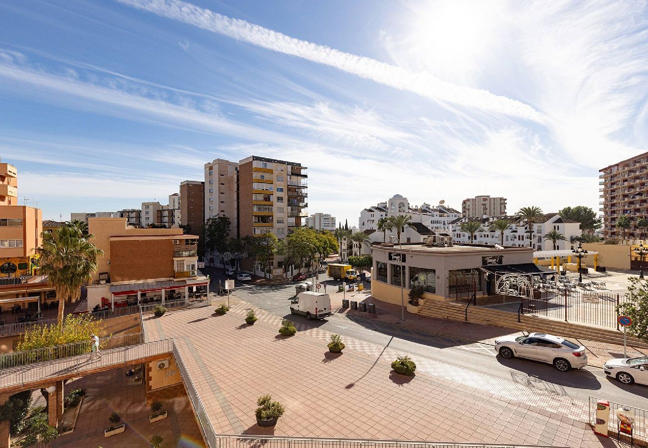 Apartamento en Benalmádena - Stylish 3 Bed Ibensa Square Apt, near Beach & Bars