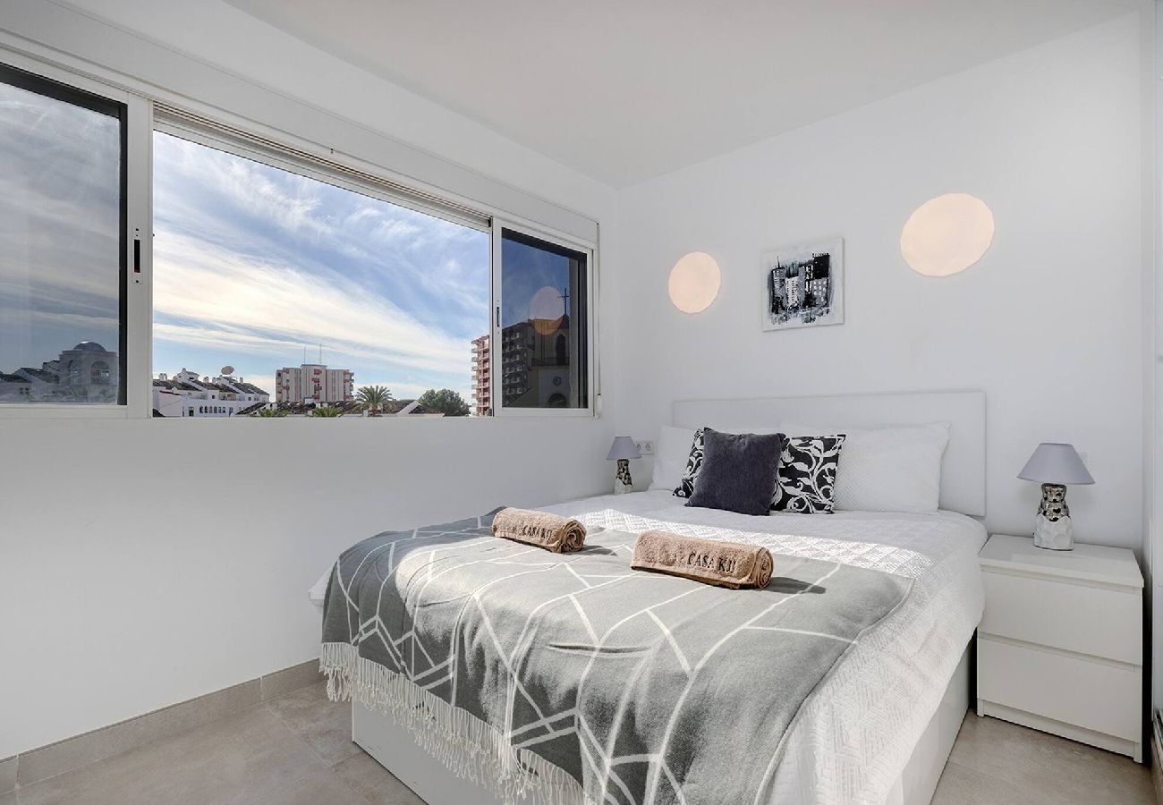 Apartamento en Benalmádena - Stylish 3 Bed Ibensa Square Apt, near Beach & Bars