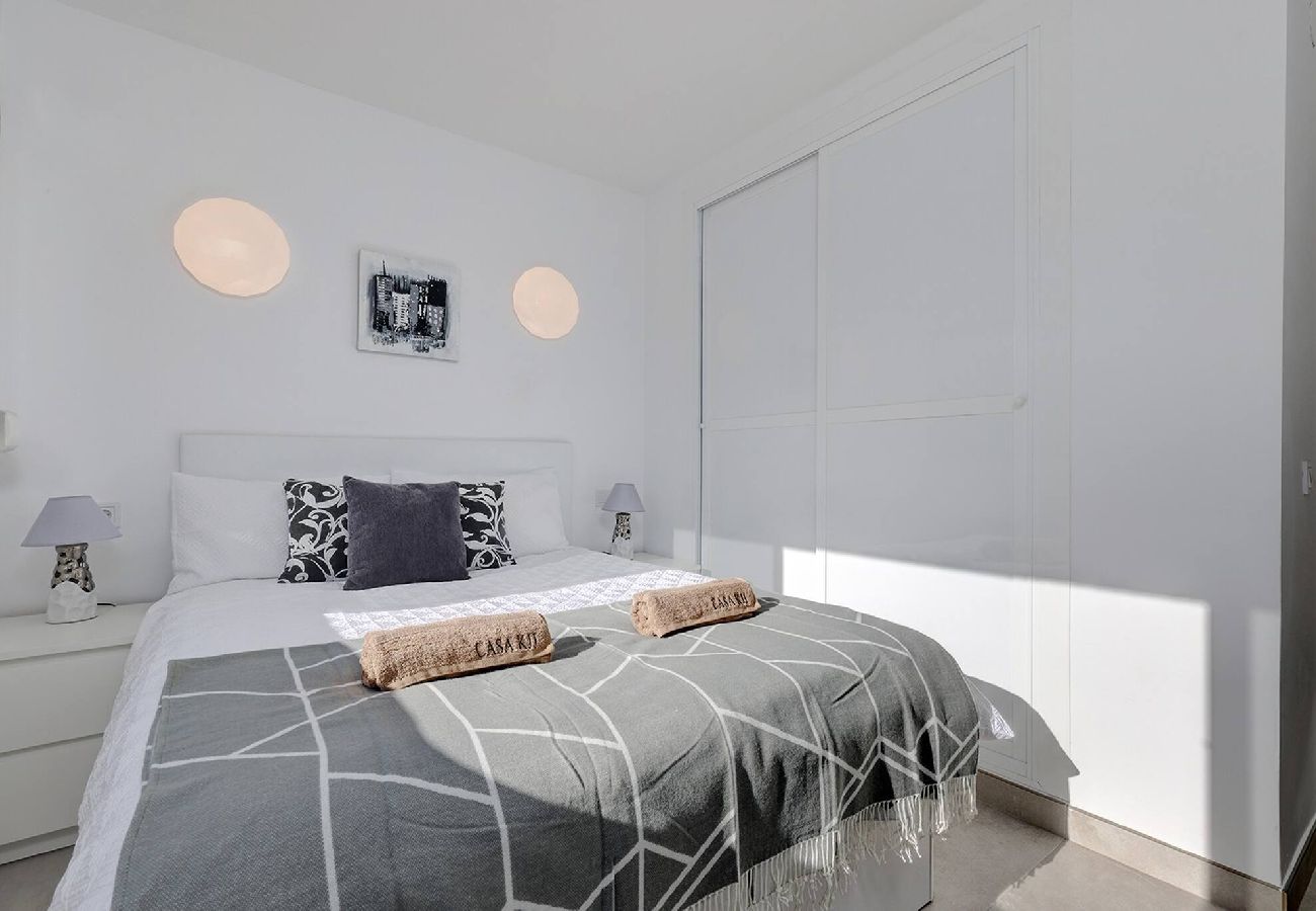 Apartamento en Benalmádena - Stylish 3 Bed Ibensa Square Apt, near Beach & Bars