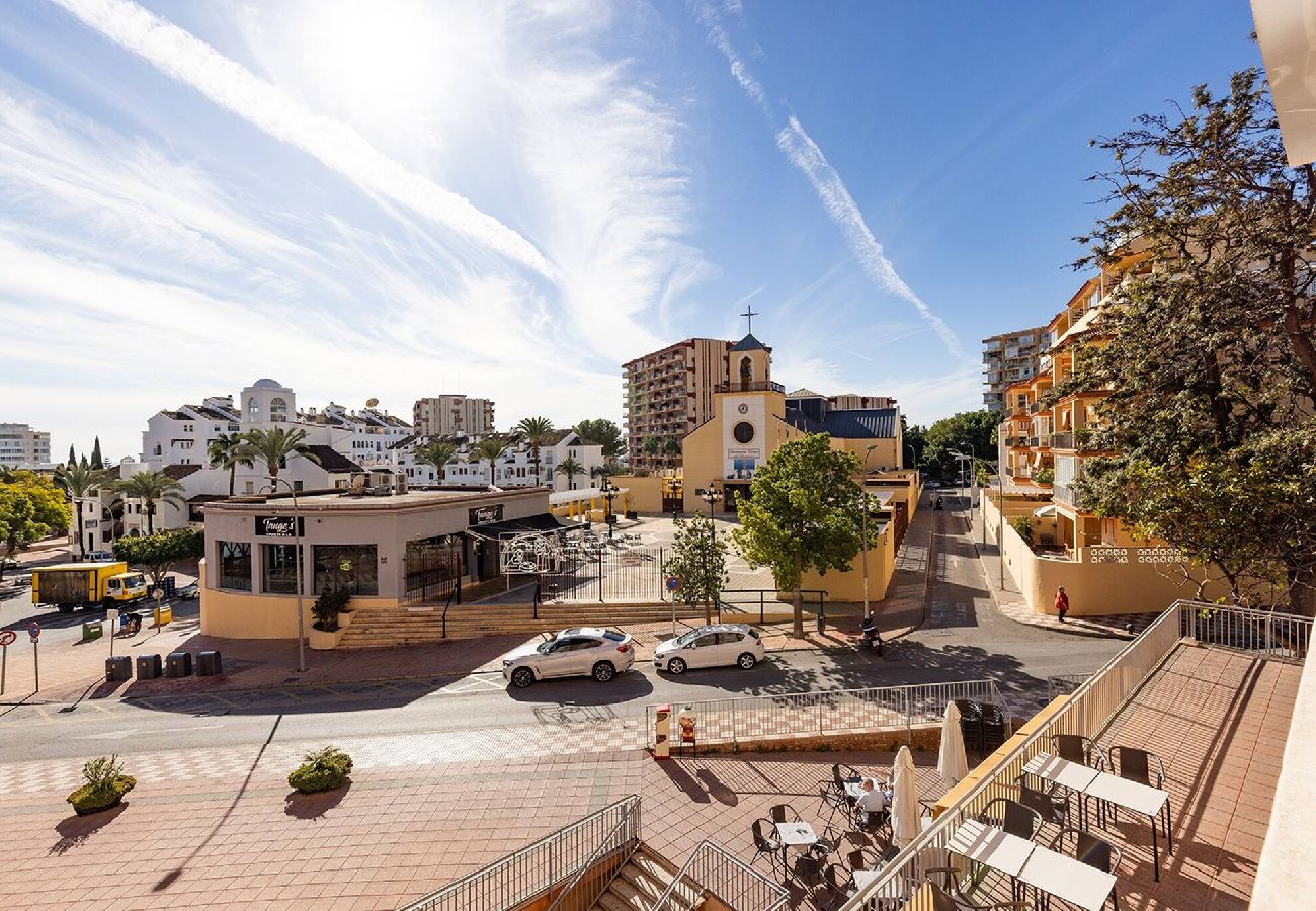 Apartamento en Benalmádena - Stylish 3 Bed Ibensa Square Apt, near Beach & Bars