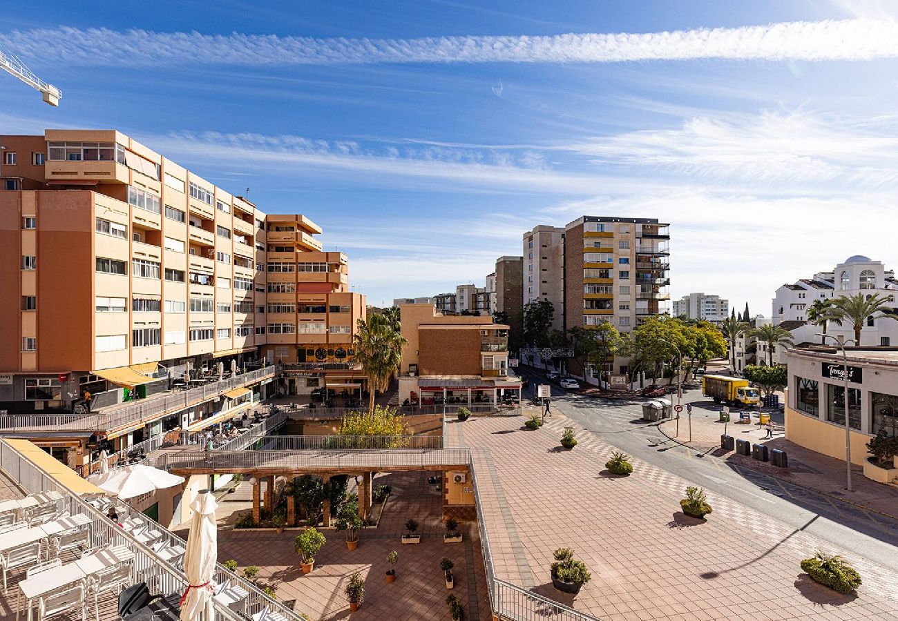 Apartamento en Benalmádena - Stylish 3 Bed Ibensa Square Apt, near Beach & Bars
