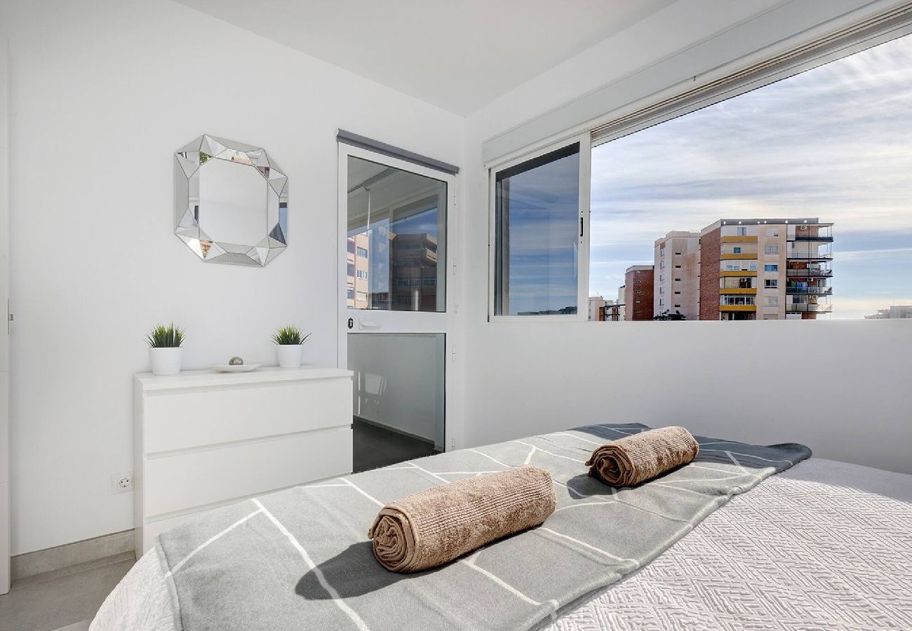 Apartamento en Benalmádena - Stylish 3 Bed Ibensa Square Apt, near Beach & Bars