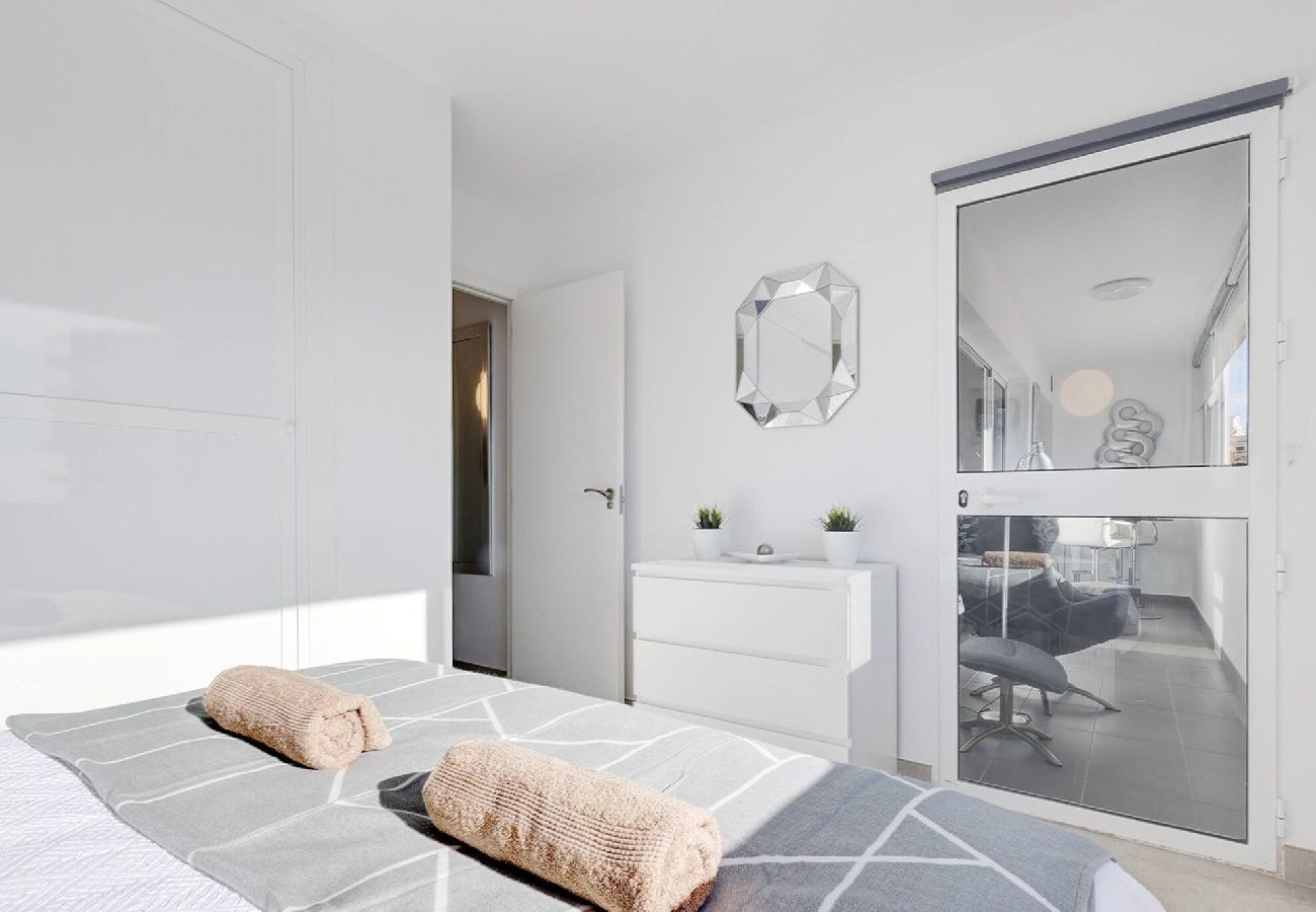 Apartamento en Benalmádena - Stylish 3 Bed Ibensa Square Apt, near Beach & Bars