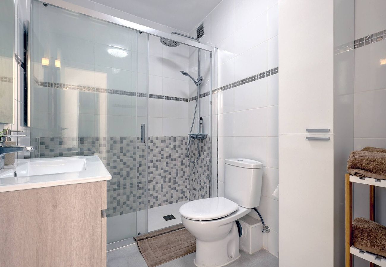 Apartamento en Benalmádena - Stylish 3 Bed Ibensa Square Apt, near Beach & Bars