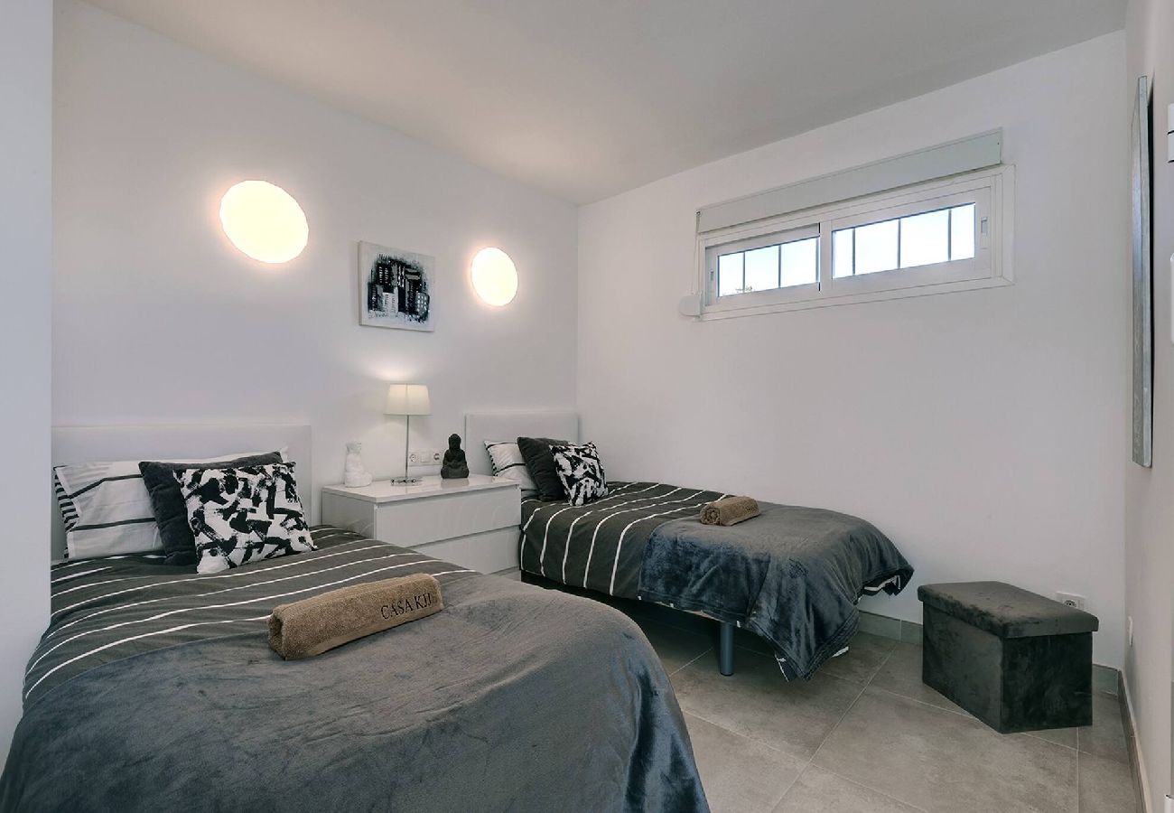 Apartamento en Benalmádena - Stylish 3 Bed Ibensa Square Apt, near Beach & Bars