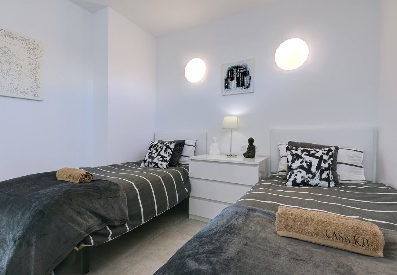 Apartamento en Benalmádena - Stylish 3 Bed Ibensa Square Apt, near Beach & Bars