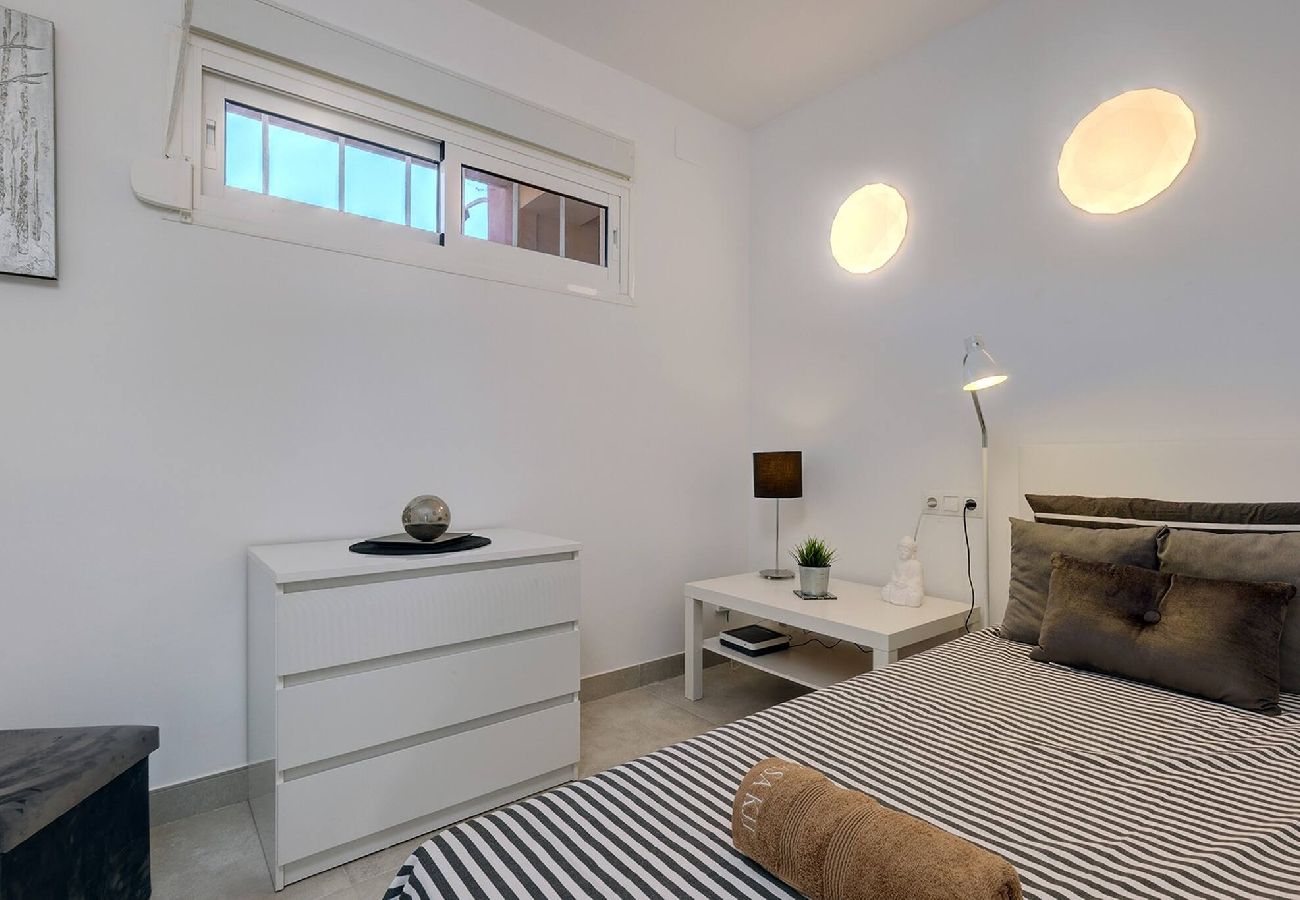 Apartamento en Benalmádena - Stylish 3 Bed Ibensa Square Apt, near Beach & Bars