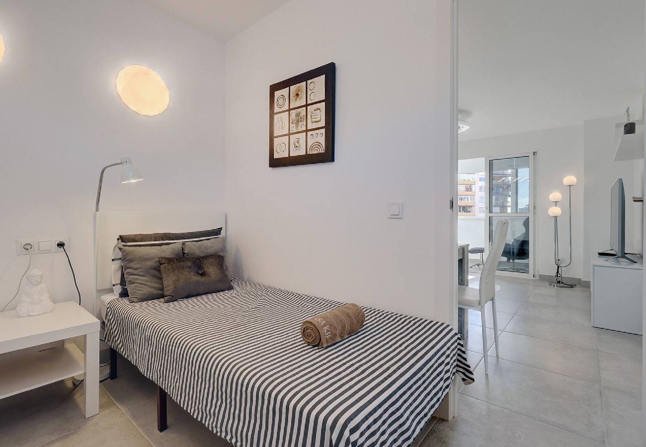 Apartamento en Benalmádena - Stylish 3 Bed Ibensa Square Apt, near Beach & Bars