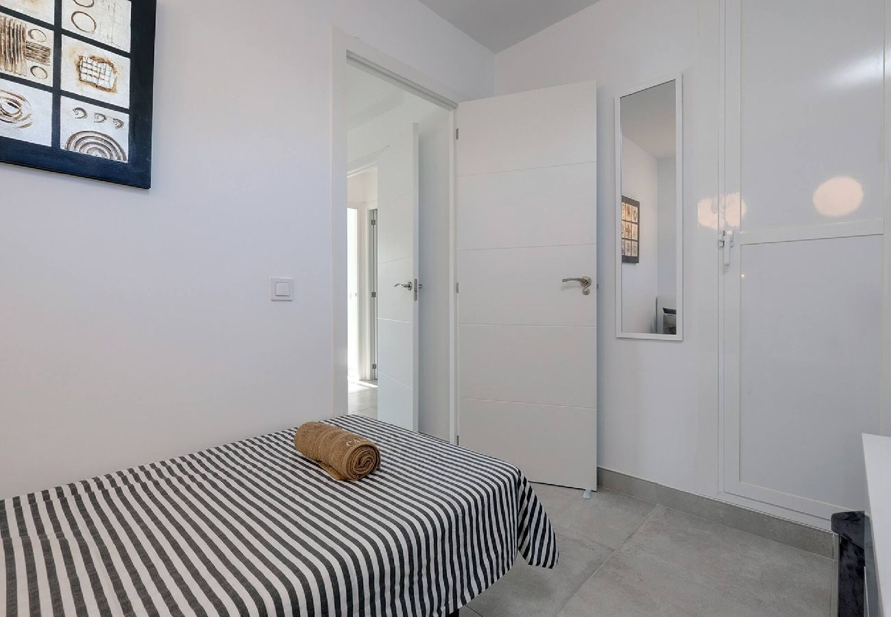 Apartamento en Benalmádena - Stylish 3 Bed Ibensa Square Apt, near Beach & Bars
