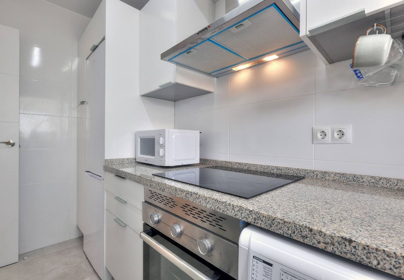 Apartamento en Benalmádena - Stylish 3 Bed Ibensa Square Apt, near Beach & Bars