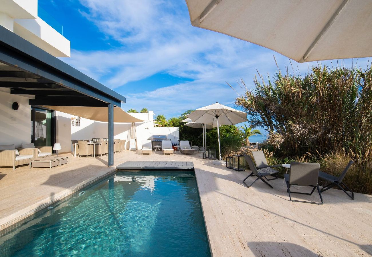 Villa en Marbella - Espectacular villa en primera línea de Costabella con spa privado