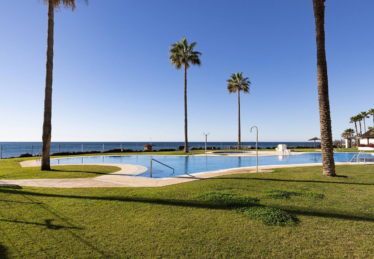 Apartamento en Mijas Costa - Frontline Beach 2 Bed Mi Capricho Apt, Private Garden with Sea Views 
