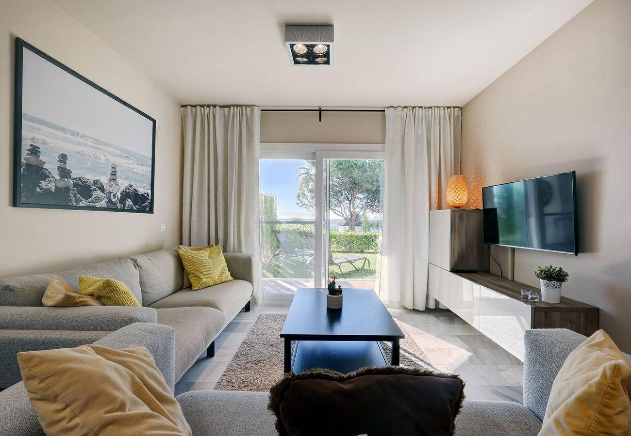 Apartamento en Mijas Costa - Frontline Beach 2 Bed Mi Capricho Apt, Private Garden with Sea Views 