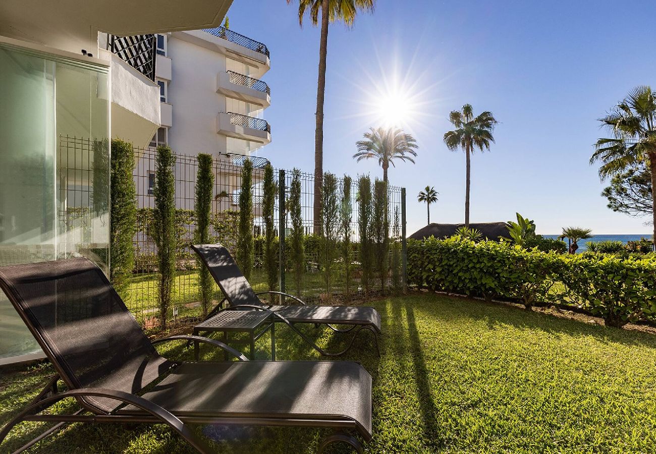 Apartamento en Mijas Costa - Frontline Beach 2 Bed Mi Capricho Apt, Private Garden with Sea Views 