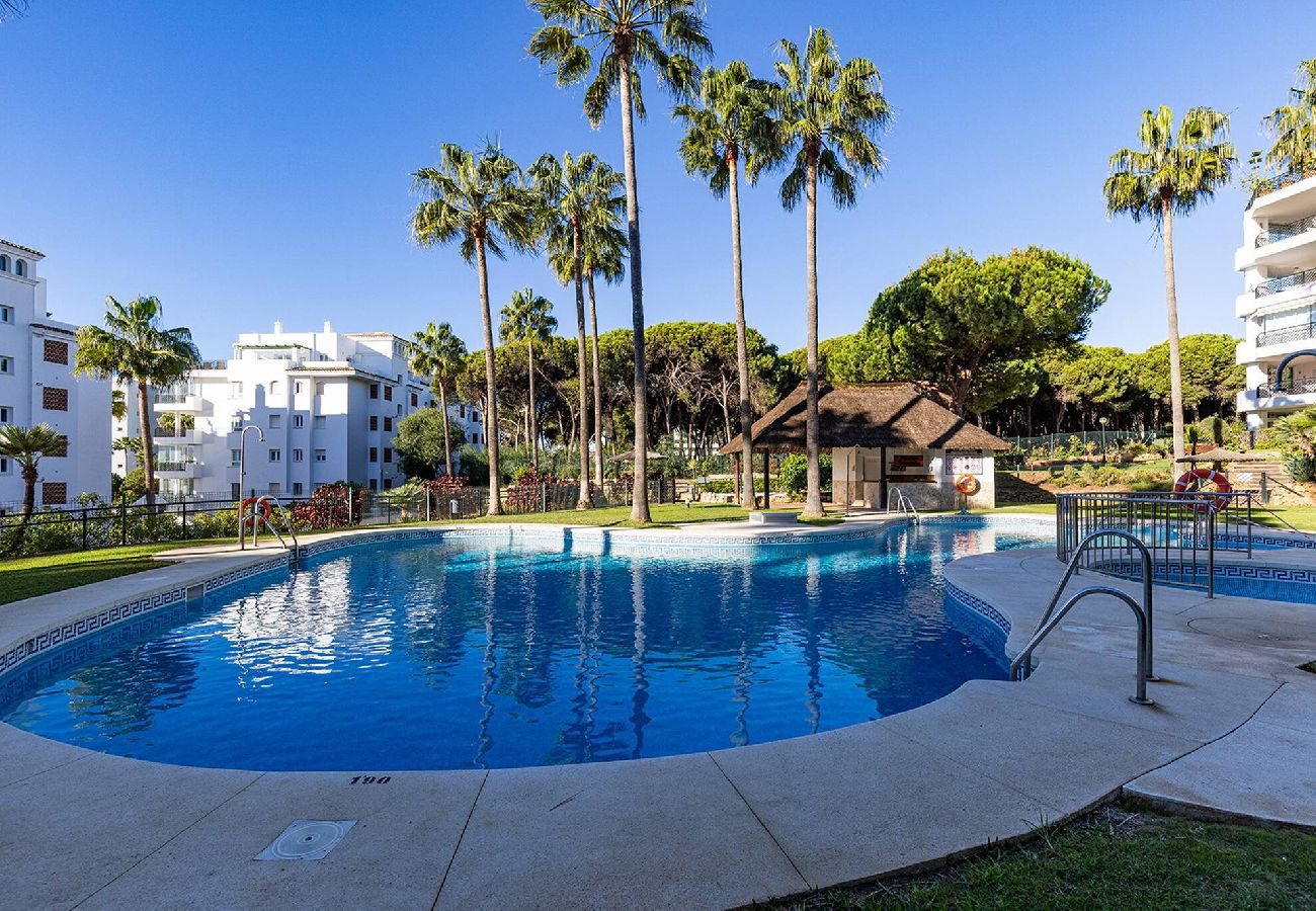 Apartamento en Mijas Costa - Frontline Beach 2 Bed Mi Capricho Apt, Private Garden with Sea Views 