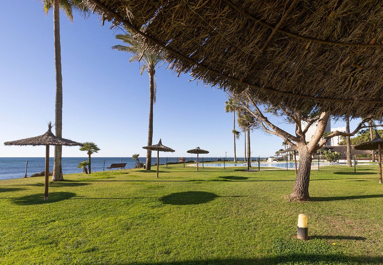 Apartamento en Mijas Costa - Frontline Beach 2 Bed Mi Capricho Apt, Private Garden with Sea Views 