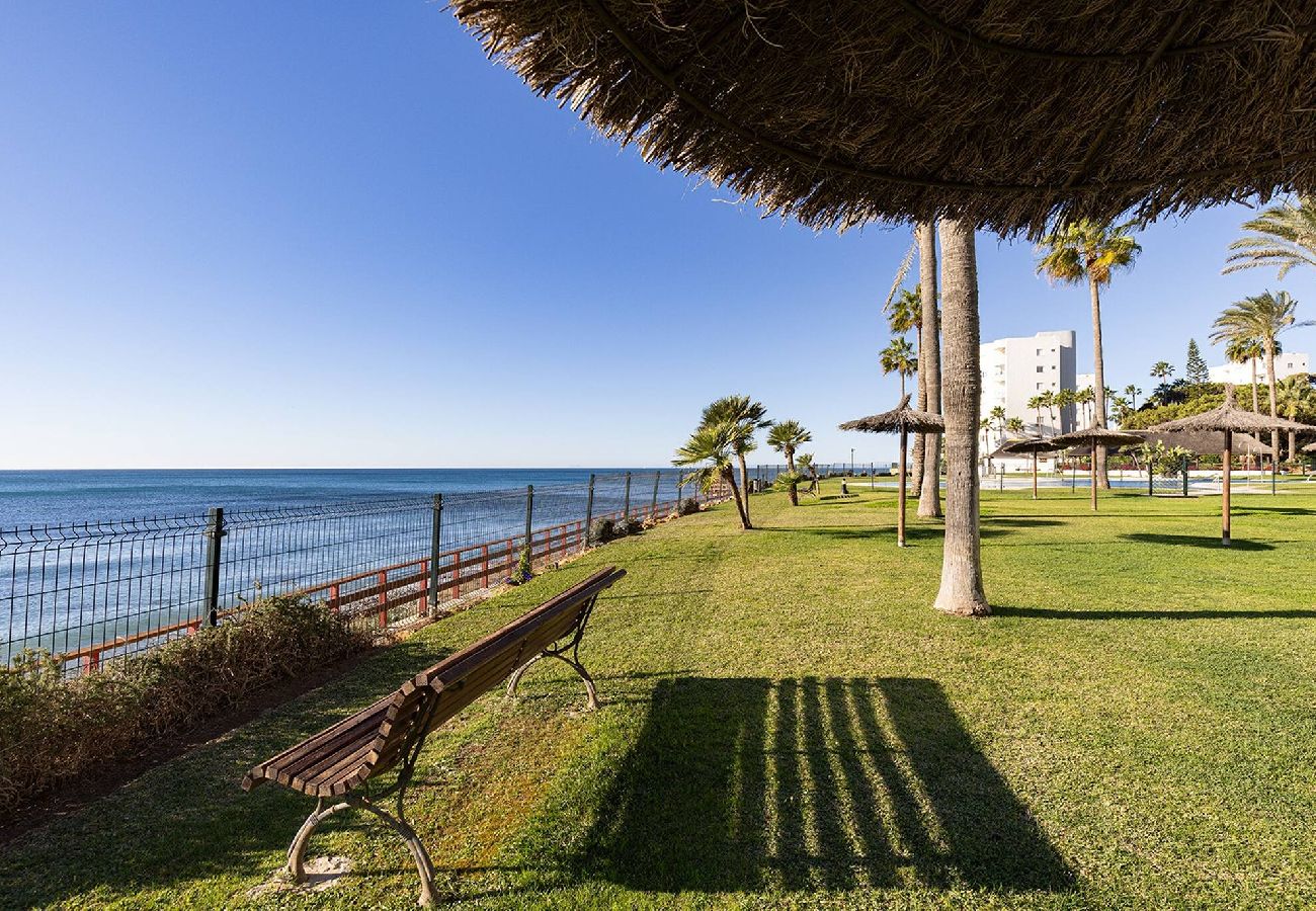 Apartamento en Mijas Costa - Frontline Beach 2 Bed Mi Capricho Apt, Private Garden with Sea Views 