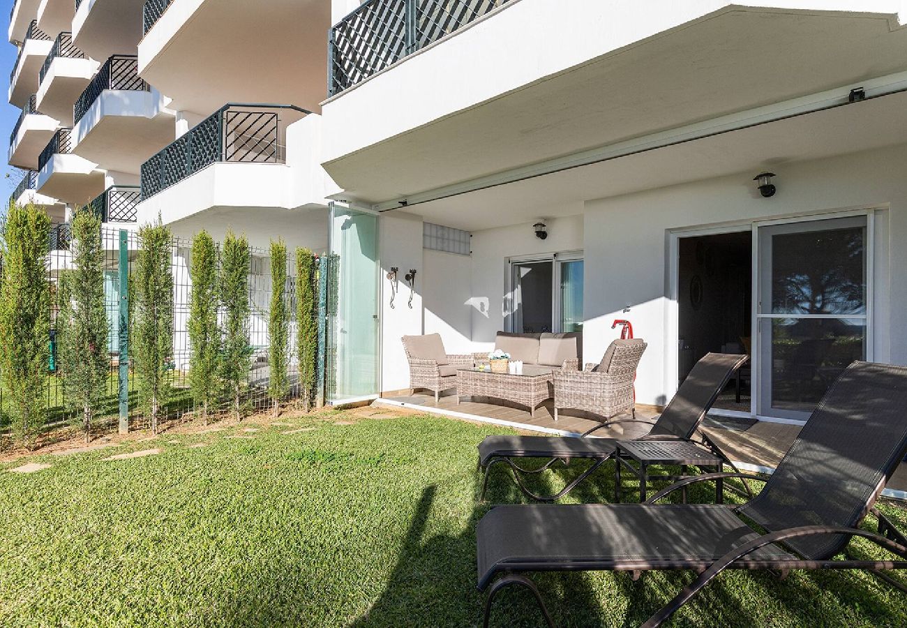 Apartamento en Mijas Costa - Frontline Beach 2 Bed Mi Capricho Apt, Private Garden with Sea Views 