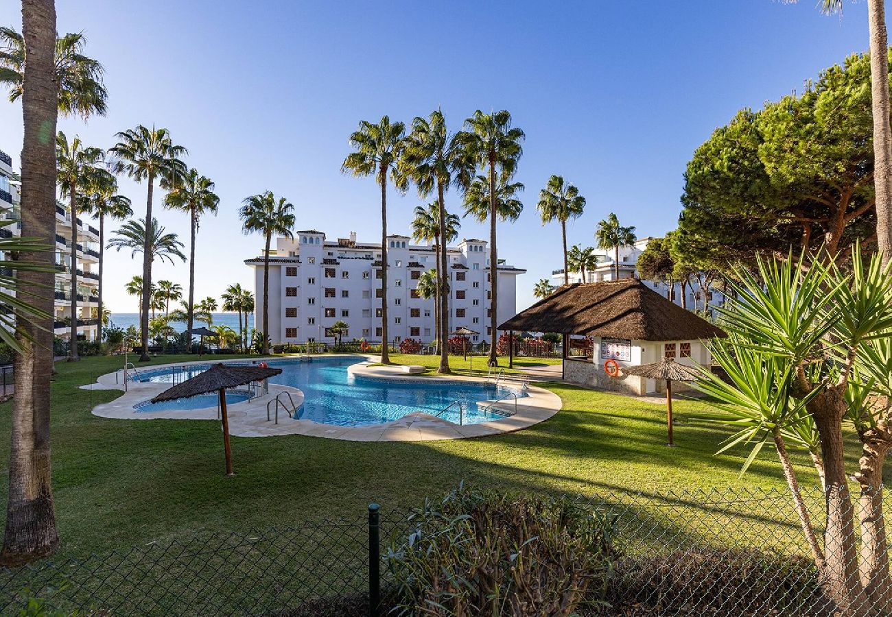Apartamento en Mijas Costa - Frontline Beach 2 Bed Mi Capricho Apt, Private Garden with Sea Views 
