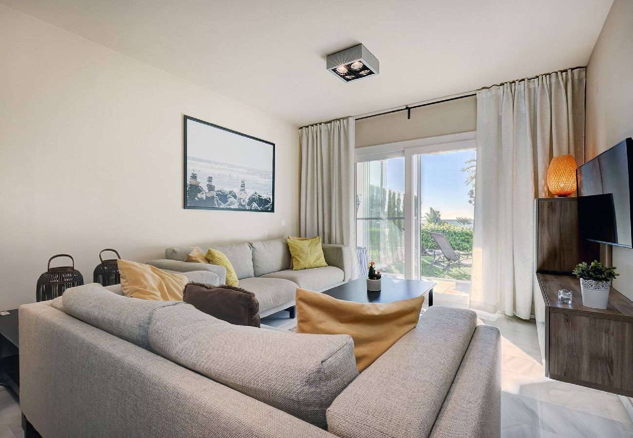Apartamento en Mijas Costa - Frontline Beach 2 Bed Mi Capricho Apt, Private Garden with Sea Views 