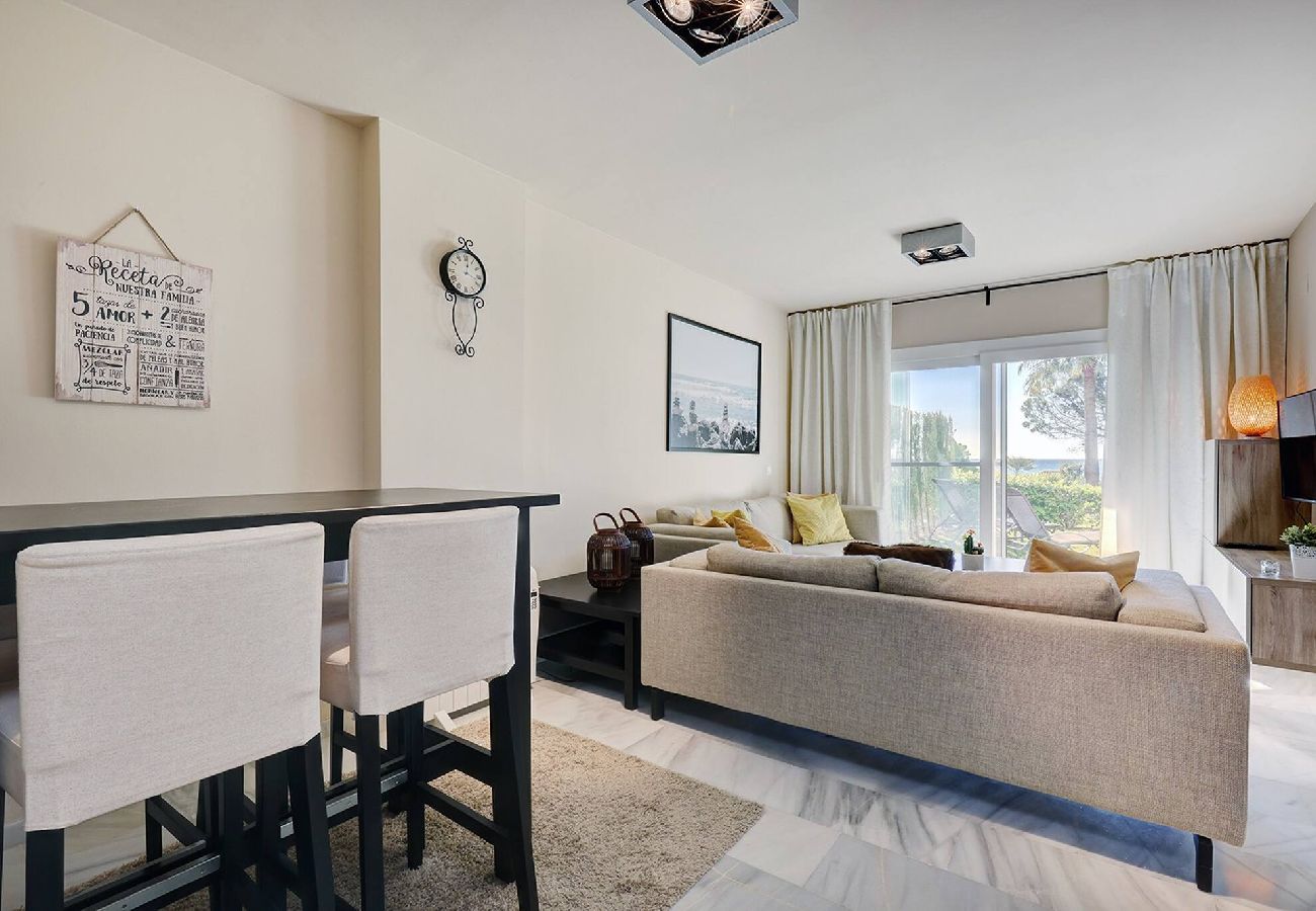 Apartamento en Mijas Costa - Frontline Beach 2 Bed Mi Capricho Apt, Private Garden with Sea Views 