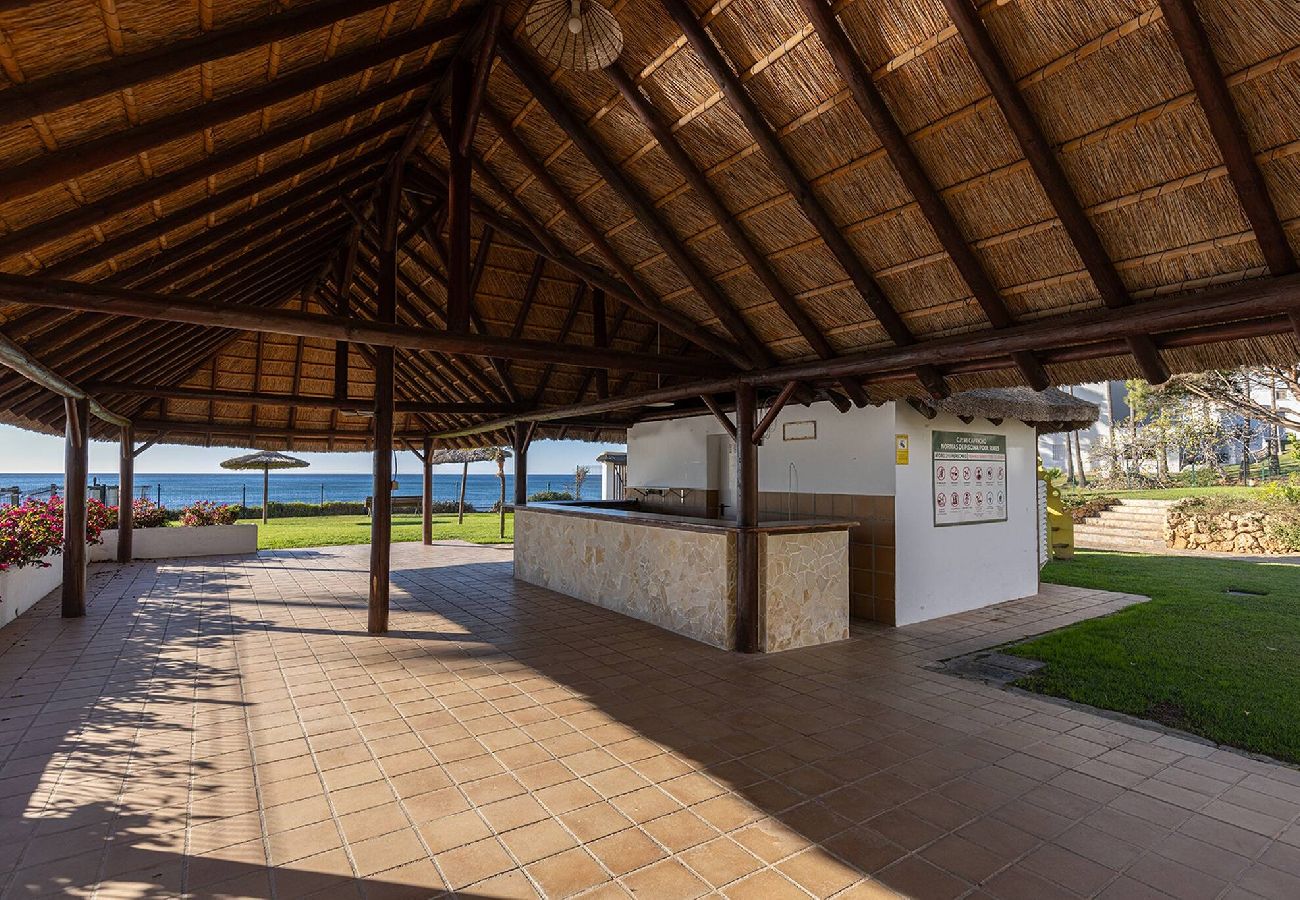 Apartamento en Mijas Costa - Frontline Beach 2 Bed Mi Capricho Apt, Private Garden with Sea Views 