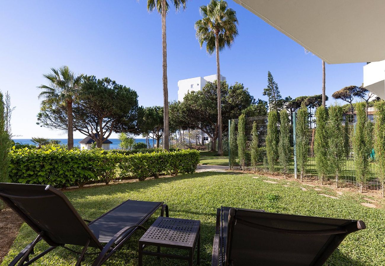 Apartamento en Mijas Costa - Frontline Beach 2 Bed Mi Capricho Apt, Private Garden with Sea Views 
