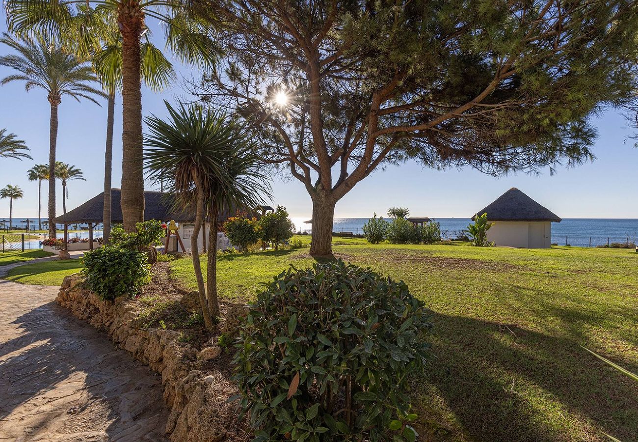 Apartamento en Mijas Costa - Frontline Beach 2 Bed Mi Capricho Apt, Private Garden with Sea Views 