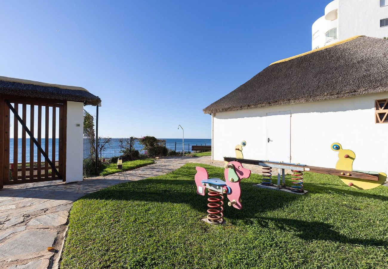 Apartamento en Mijas Costa - Frontline Beach 2 Bed Mi Capricho Apt, Private Garden with Sea Views 